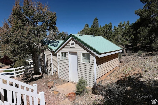 view of outdoor structure featuring an outdoor structure and fence