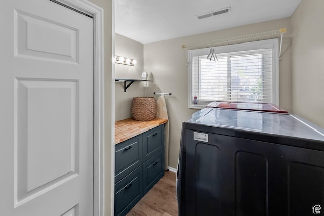 11622 S Worthington Ct E, Sandy, UT 84092 - laundry area featuring washer / dryer and light wood-style floors