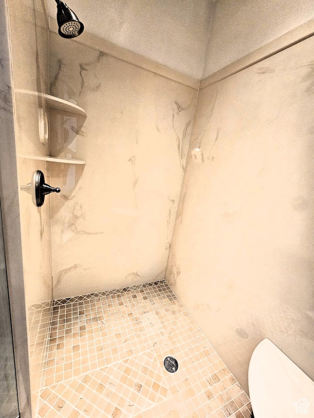 598 W 1620 S, Lehi, UT 84043 - bathroom with a marble finish shower and toilet
