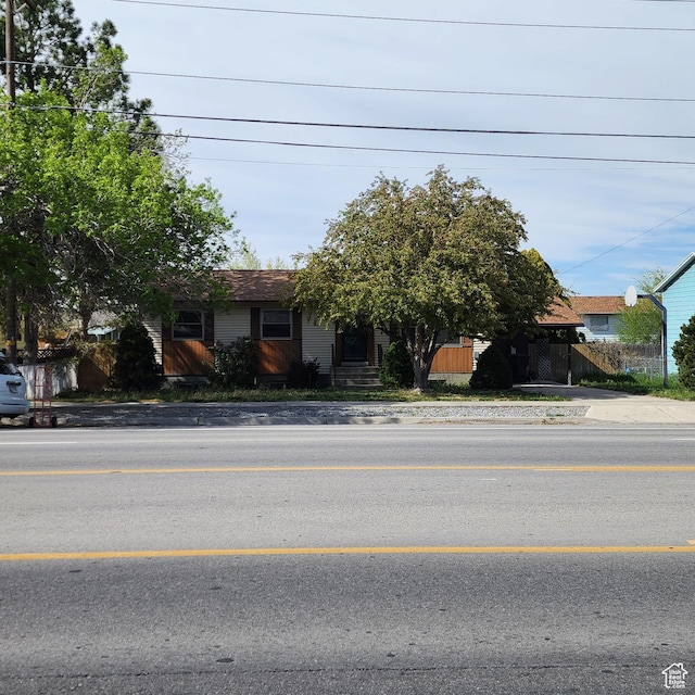 365 E Main St, Grantsville, UT 84029 - view of front of house featuring fence