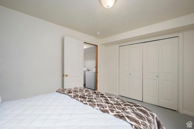 4851 E Lake Creek Rd, Heber City, UT 84032 - bedroom featuring a closet, a textured ceiling, and washer / dryer