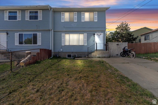 view of front of house featuring fence and a front yard