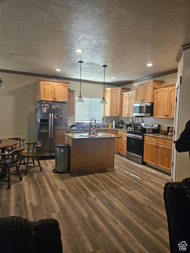 1150 N 403 W, Midway, UT 84049 - kitchen featuring a textured ceiling, wood finished floors, a kitchen island, and stainless steel appliances