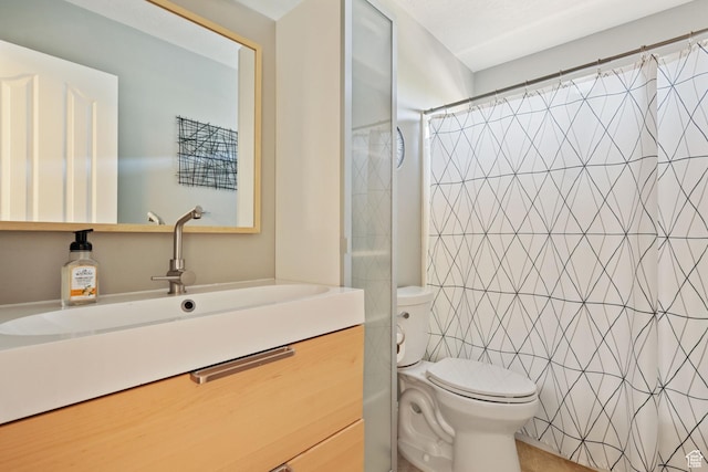 full bath featuring toilet, a shower with curtain, and vanity