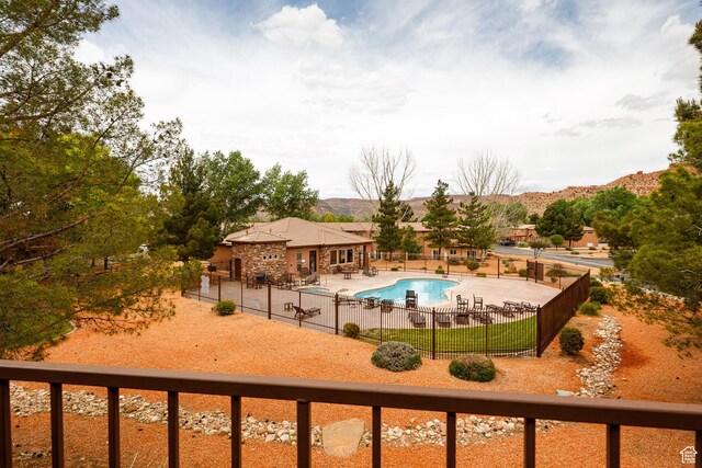 300 E 300 N Unit L5, Kanab, UT 84741 - view of swimming pool featuring a patio and a mountain view