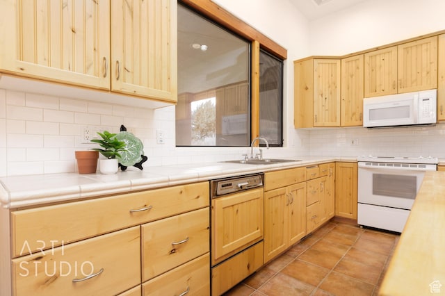 423 W Taman Ct, Ivins, UT 84738 - kitchen with a sink, decorative backsplash, light brown cabinetry, and white appliances