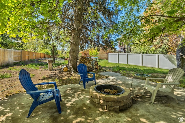 1253 Oakridge Ln, Bountiful, UT 84010 - fenced backyard featuring an outdoor fire pit and a patio