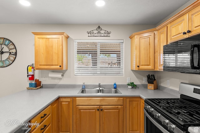 186 N 870 W, Hurricane, UT 84737 - kitchen with a sink, black microwave, gas range, and light countertops