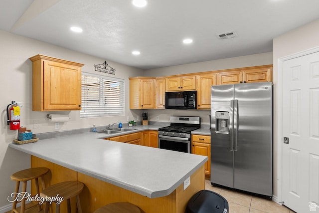 186 N 870 W, Hurricane, UT 84737 - kitchen featuring appliances with stainless steel finishes, a sink, a peninsula, a breakfast bar, and recessed lighting