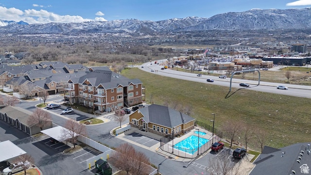 birds eye view of property featuring a mountain view