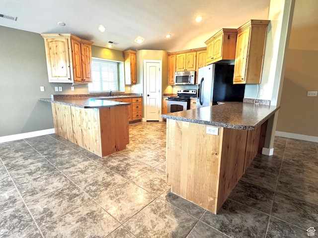 848 N Cooley St W, Grantsville, UT 84029 - kitchen featuring a peninsula, baseboards, appliances with stainless steel finishes, and visible vents
