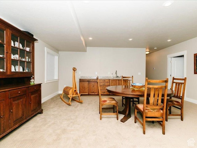 dining room with baseboards, recessed lighting, light carpet, and indoor wet bar