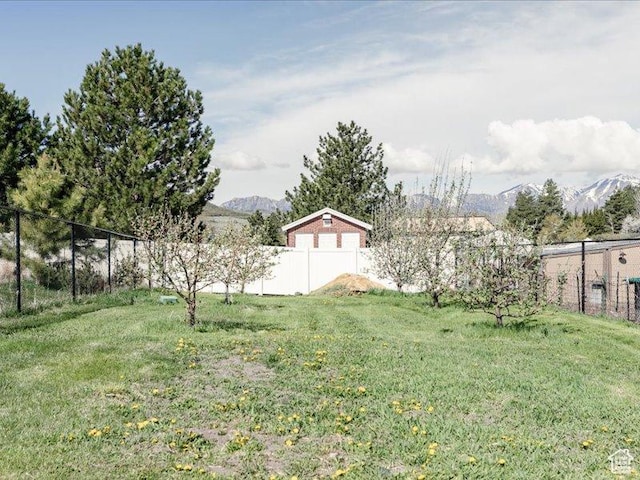 view of yard with fence and a mountain view