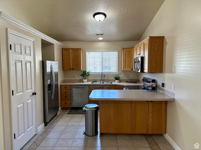 819 E 725 N, Ogden, UT 84404 - kitchen with visible vents, a peninsula, a textured ceiling, a sink, and stainless steel appliances