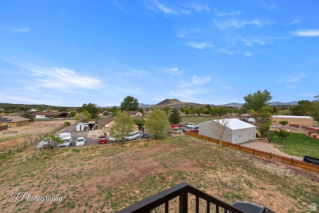 view of yard featuring a mountain view