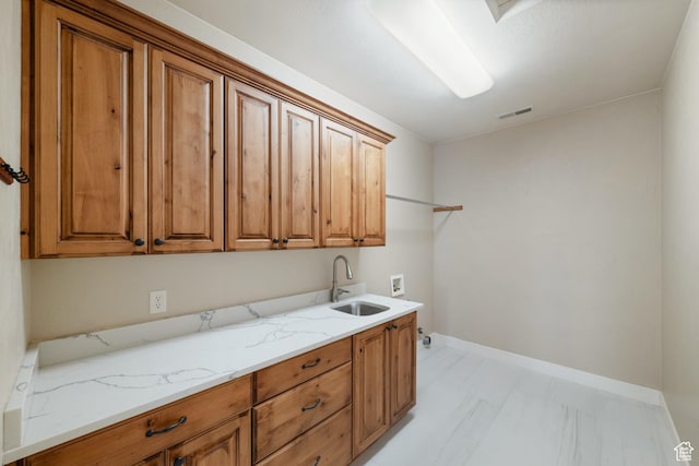 2996 S Limestone Dr, St George, UT 84790 - washroom featuring baseboards, hookup for a washing machine, visible vents, a sink, and cabinet space