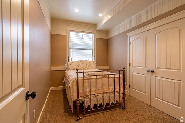carpeted bedroom with baseboards, a closet, and recessed lighting