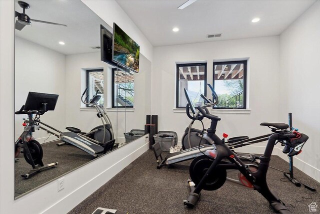 workout room with visible vents, a healthy amount of sunlight, and recessed lighting