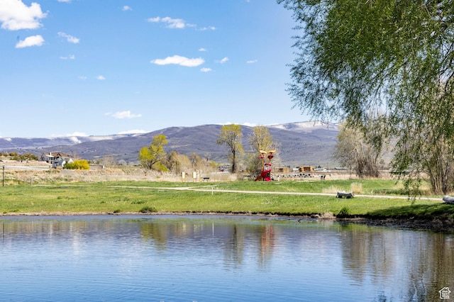 water view featuring a mountain backdrop