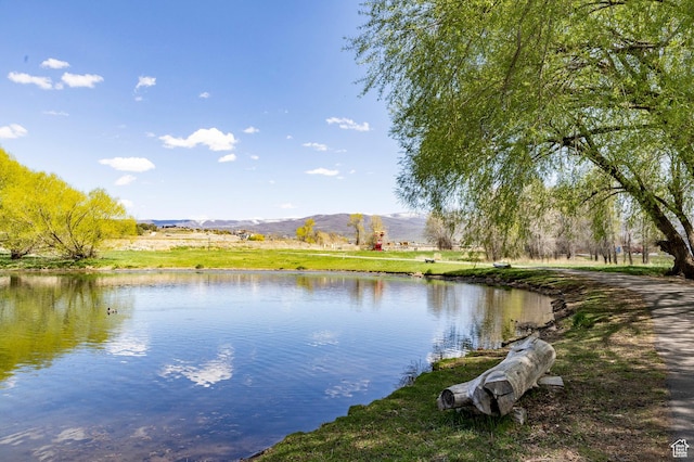 water view featuring a mountain backdrop