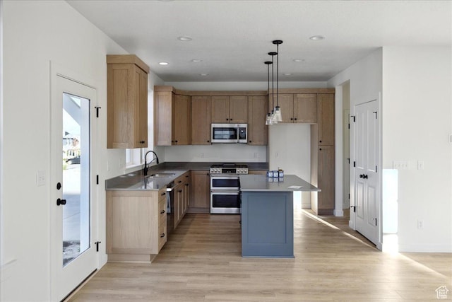 6768 W Docksider Dr Unit 298, South Jordan, UT 84009 - kitchen with stainless steel appliances, a sink, light wood finished floors, recessed lighting, and a center island