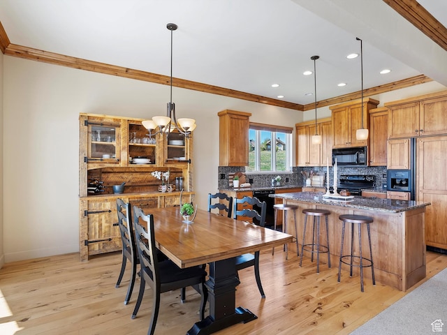 dining area with light wood-type flooring, baseboards, ornamental molding, and recessed lighting