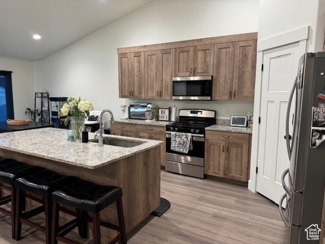 88 E 970 N, Santaquin, UT 84655 - kitchen featuring a sink, a kitchen breakfast bar, appliances with stainless steel finishes, vaulted ceiling, and recessed lighting
