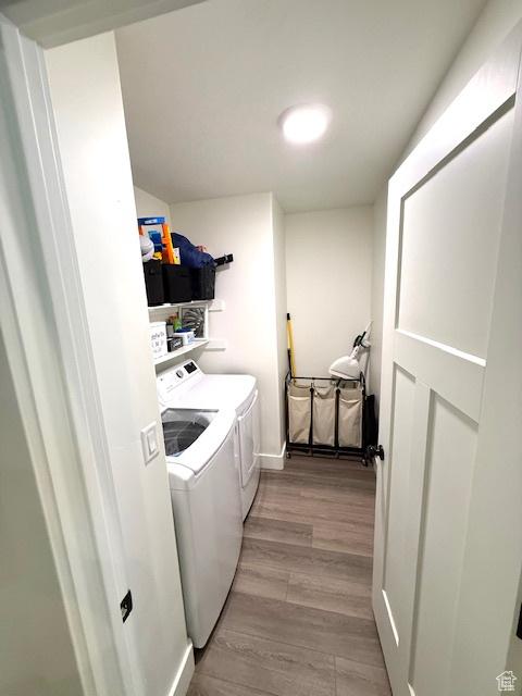 88 E 970 N, Santaquin, UT 84655 - laundry area with baseboards, laundry area, light wood-type flooring, and independent washer and dryer