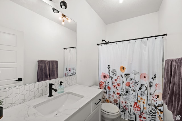 full bath with toilet, a shower with curtain, vanity, and decorative backsplash