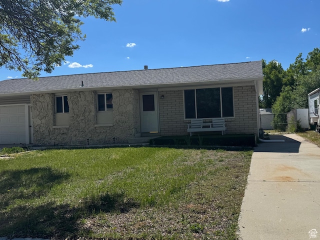 ranch-style house with a front lawn and roof with shingles