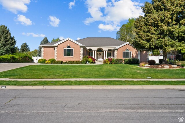 view of front facade featuring fence and a front yard