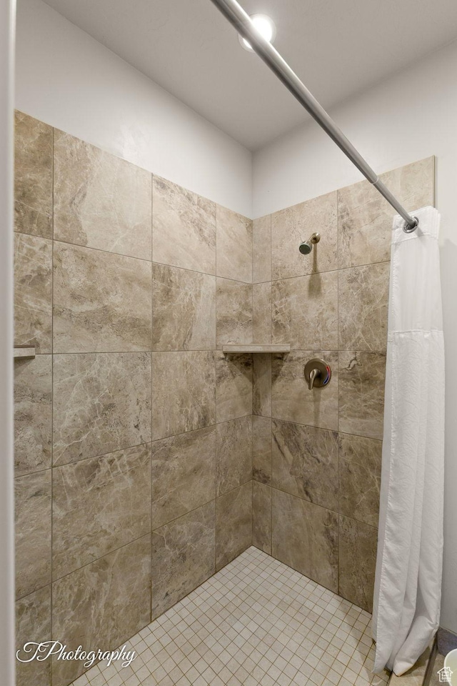 full bath with tiled shower