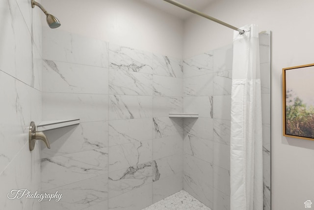 bathroom featuring a tile shower