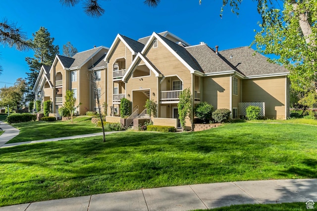 view of front of property with a front lawn