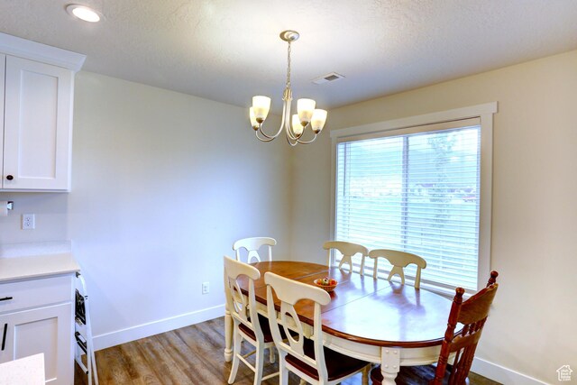 92 E 1040 N, Santaquin, UT 84655 - dining space with a textured ceiling, visible vents, a chandelier, light wood-style flooring, and baseboards