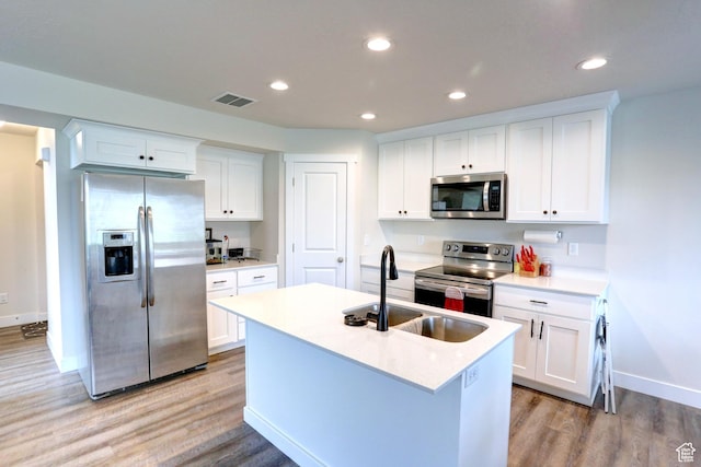 92 E 1040 N, Santaquin, UT 84655 - kitchen with baseboards, visible vents, a sink, stainless steel appliances, and light wood-type flooring