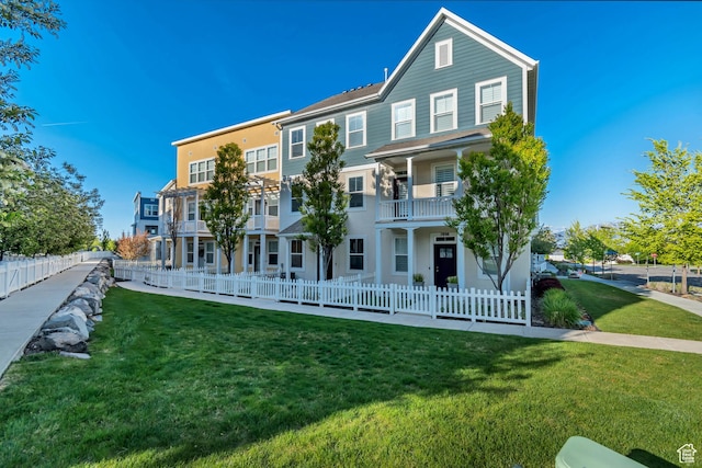 view of front facade featuring a fenced front yard and a front lawn