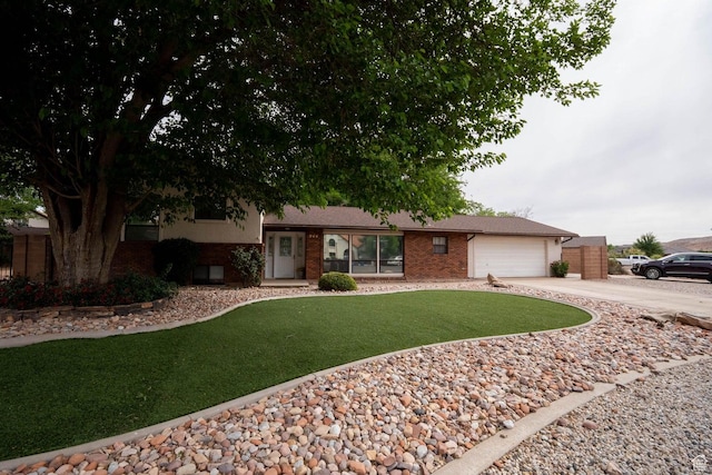 944 Gardenia Cir, St George, UT 84790 - view of front of property featuring a front lawn, driveway, brick siding, and a garage