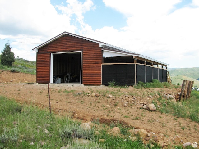 view of outdoor structure with an outbuilding