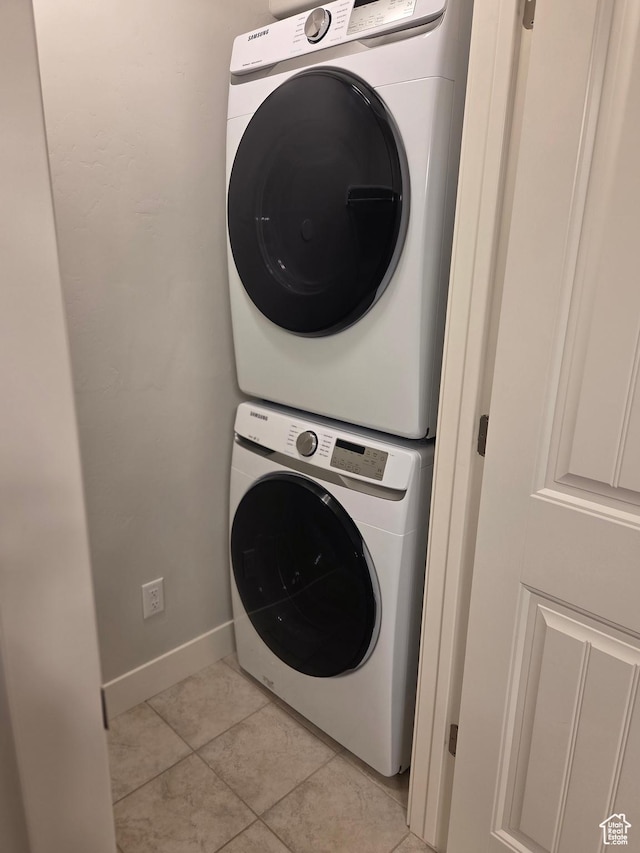 125 E Christley Ln, Elk Ridge, UT 84651 - laundry room featuring estacked washer and dryer, light tile patterned floors, and baseboards