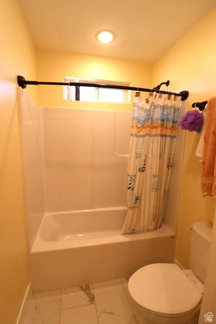 2577 W 5300 N Unit 11, Cedar City, UT 84721 - full bathroom with toilet, shower / bath combination with curtain, baseboards, and recessed lighting