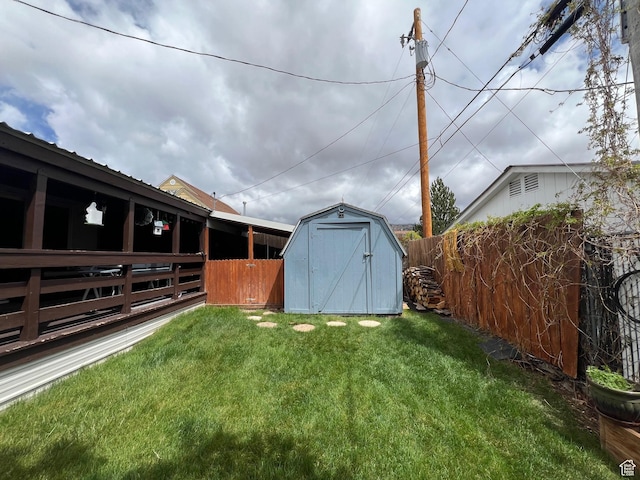 view of yard featuring an outdoor structure and a storage unit