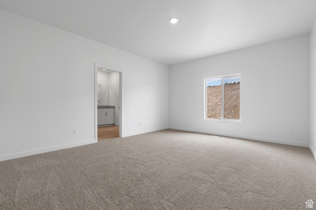 carpeted spare room with baseboards and recessed lighting