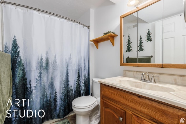 full bath featuring toilet, curtained shower, and vanity