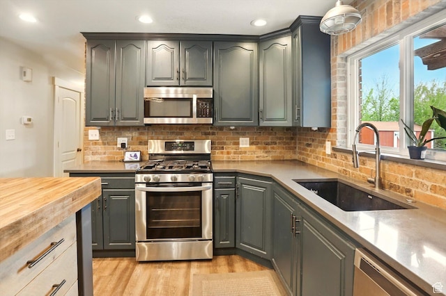 569 N 700 E, Mapleton, UT 84664 - kitchen with a sink, stainless steel appliances, backsplash, and light wood-type flooring