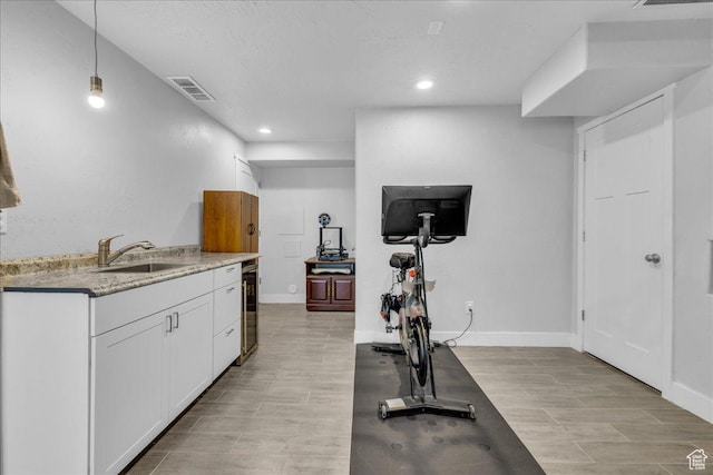 8072 N Rock Creek Cove Ln, Eagle Mountain, UT 84005 - workout area featuring a sink, visible vents, recessed lighting, beverage cooler, and baseboards
