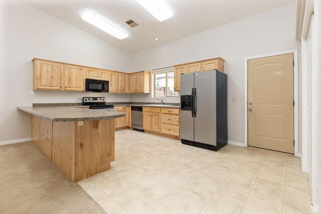 396 W 1500 N, Enoch, UT 84721 - kitchen featuring a sink, a peninsula, stainless steel appliances, visible vents, and light brown cabinets