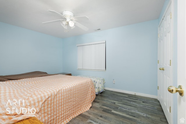 bedroom featuring wood finished floors, a ceiling fan, a closet, visible vents, and baseboards