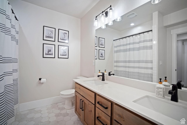 bathroom featuring toilet, baseboards, double vanity, and curtained shower