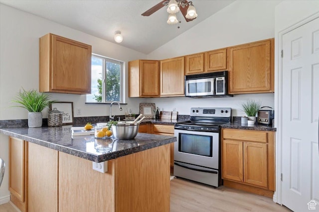 155 W 1525 N, Layton, UT 84041 - kitchen with appliances with stainless steel finishes, a peninsula, lofted ceiling, light wood finished floors, and a ceiling fan